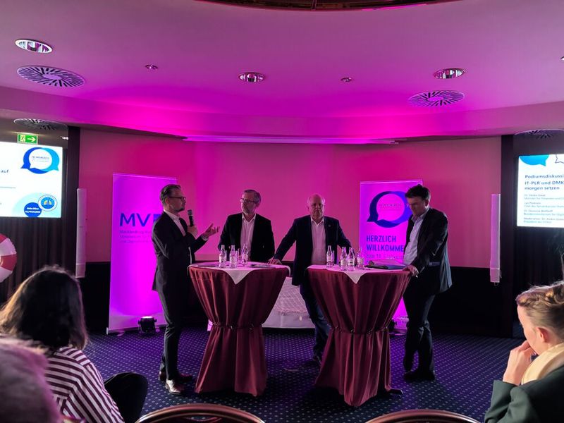 Tauschten sich über die Anknüpfungspunkte zwischen IT-Planungsrat und Digitalministerkonferenz aus: FITKO-Präsident Dr. André Göbel, Minister Dr. Heiko Geue, DMK-Vorsitzender Jan Pörksen und  Dr. Dominik Böllhoff vom BMDS. (Bild: Susanne Ehneß)