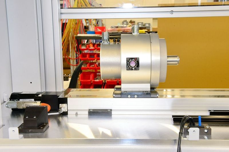 Der Direktantrieb ermöglicht ein äußerst exaktes Positionieren. Die Taktzeit des
Stromreglers beträgt 670 ns, die des Geschwindigkeitsreglers 62.5 μs. (Kollmorgen)