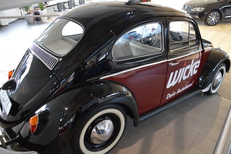 Optischer Akzent im Schauraum des Autohauses Wicke: ein VW Käfer mit Firmen-Branding. (Foto: Achter)