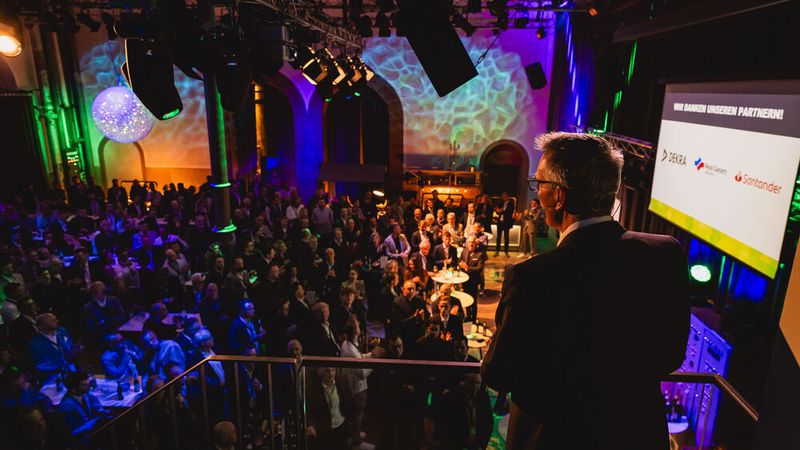 Wolfgang Michel dankte auch den langjährigen Partnern des Gebrauchtwagen Award – den Unternehmen Dekra, Real Garant und Santander. (Bild: stefan bausewein)