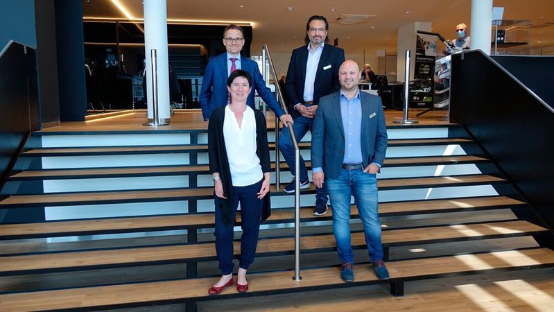 Geschäftsführer Karl Diehm (hinten links), Markus Gold (hinten rechts), Steffi Schmeck und Dennis Ostner erklärten der Jury des Awards ihr Digitalisierungsprojekt.(Bild:  Rosenow/»kfz-betrieb«)