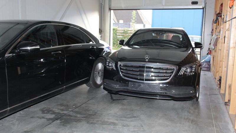 In Lagerhallen in mehreren Ländern wurden die Fahrzeuge für den Weiterverkauf aufbereitet und mit gefälschten Papieren versehen. (Bild: Polizei Osnabrück)