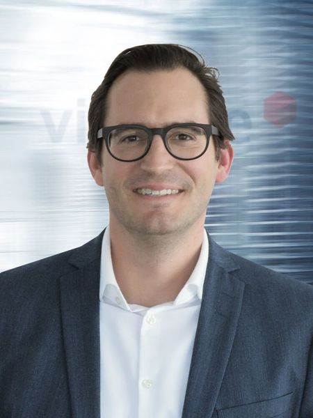 Thomas Hibinger ist seit Mai 2020 neuer COO des Intralogistik-Experten Viastore Systems in Stuttgart. Der 41 jährige Maschinenbau-Ingenieur leitet das operative Geschäft des Systemintegrators sowie die Bereiche Vertrieb, Implementierung, Service sowie die Fertigung der Regalbediengeräte. 

Thomas Hibinger startete nach seinem Maschinenbaustudium mit Schwerpunkt Produktionstechnik an der Technischen Hochschule Karlsruhe vor 16 Jahren seine Karriere beim Anlagenbauer Eisenmann. Dort hat er nach verschiedenen Stationen, unter anderem in den USA und in China, das weltweite Projektmanagement im Automotive-Sektor geleitet und war in diesem Bereich zuletzt als Vice-President Sales für den internationalen Vertrieb verantwortlich, bevor er als COO zu Thyssenkrupp System Engineering wechselte.  (Viastore Systems)