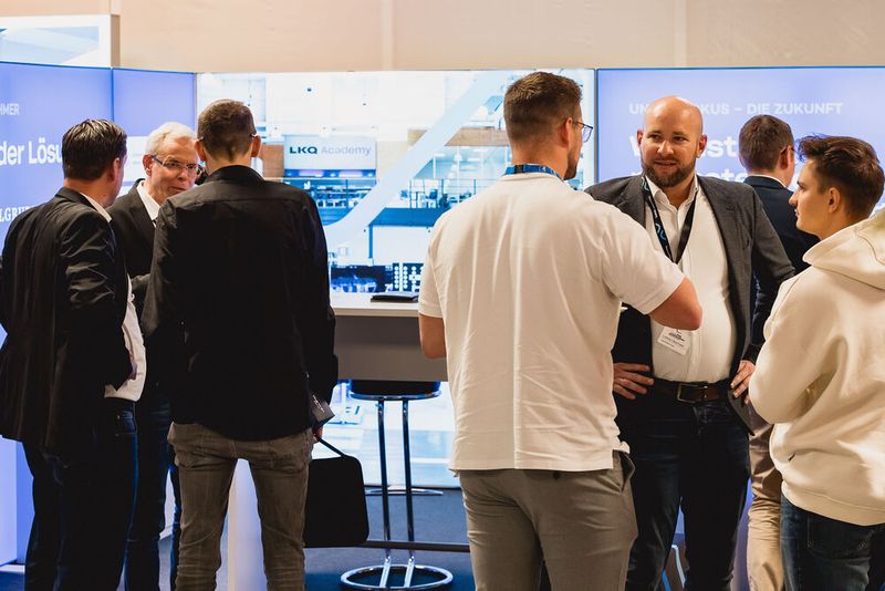 Unter dem Dach der Mutter LKQ präsentierte sich Stahlgruber mit seiner Schulungseinrichtung auf der Fachtagung. Das Unternehmen ist ebenfalls einer der Sponsorpartner der Veranstaltung sowie des Deutschen Werkstattpreises. (Bild: Stefan Bausenwein)
