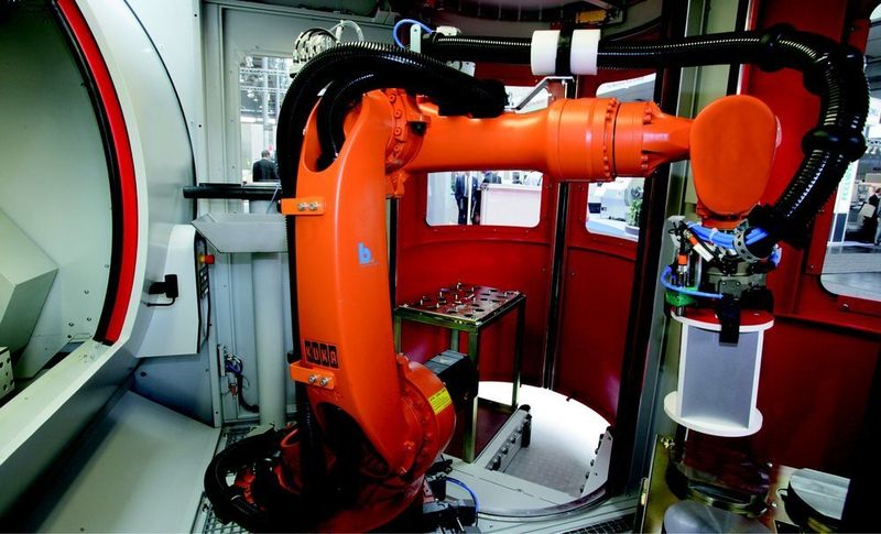 Bild 3: Eine Automationszelle mit Roboter für die Werkstückhandhabung kann den Bearbeitungszentren der MFZ-Baureihe vorgeschaltet werden. (Archiv: Vogel Business Media)