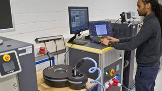 Die Investitionssumme für das neue Prüf- und Entwicklungslabor liegt in 6-stelliger Höhe. Hier wird gerade die neue LAPP-Wallbox nach der IEC 61851-1 geprüft.  (Lapp Mobility)