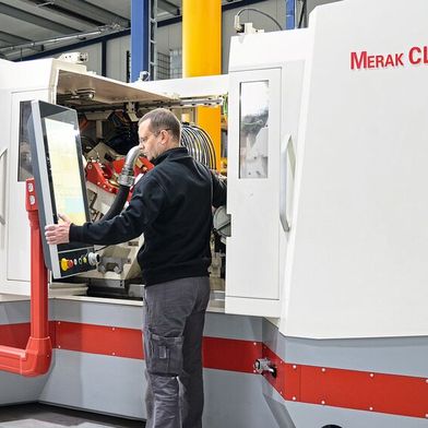 Bei Spitzenlos- und Rundschleifmaschinen erweist sich die von Keba verwirklichte Mensch-Maschine-Interaktion basierend auf einer offenen und flexibel einrichtbaren Software und einem grossen, individuell anpassbaren Touchscreen als besonders funktional.   (Bild: Keba)