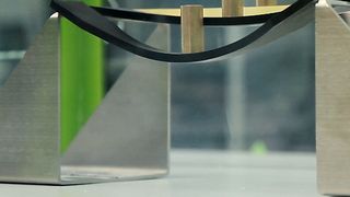 Die 1zu1-Werkstoffe im Vakuumguss sind bis zu 150 beziehungsweise 200 °C im Vergleich zum Standardmaterial (vorne) äußerst formstabil. (Bild: Hansjörg Kapeller)