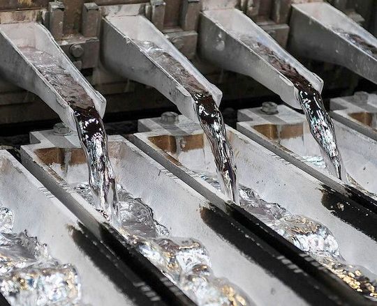 Aluminiumschmelze rinnt in Deutschland immer spärlicher in den Hütten, denn die Produktionszahlen gehen weiter zurück, wie Aluminium Deutschland (AD) berichten muss. Der Hauptgrund sind die hohen Energiekosten. Hier ein aktuelles Bild der Lage ...(Bild:  T. Dreimins)