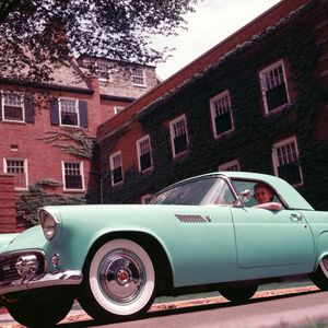 Die erste Generation des Thunderbird („Donnervogel“) verkörpert den formvollendeten Stil der Fünfzigerjahre. Eine entsprechend sehr stylische Hauptrolle darf das türkisfarbene Cabrio im Roadmovie „Thelma & Louise“ spielen. Im Bild das Modell von 1955, im Film fuhr ein 1966er Modell.(Bild:  Ford)