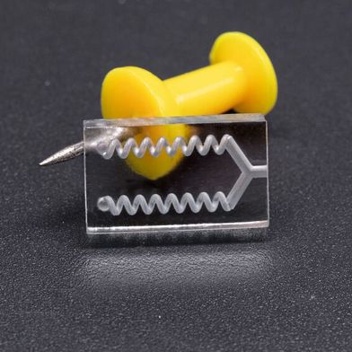 BMF Clear ermöglicht die skalierbare Herstellung von mikrofluidischen Bauelementen, Mikrolinsen und integrierten optischen Schnittstellen. (Bild: Boston Micro Fabrication)