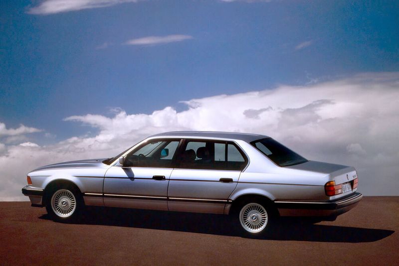 Mit dem BMW 750i gibt es den ersten deutschen Zwölfzylinder seit Horch und Maybach in den 1930er-Jahren. (Bild: BMW)