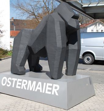 Er steht symbolisch für die Werte des Unternehmens wie Größe, Stärke, Familie und Umweltbewusstsein: der Ostermaier-Gorilla. (Archiv: Vogel Business Media)