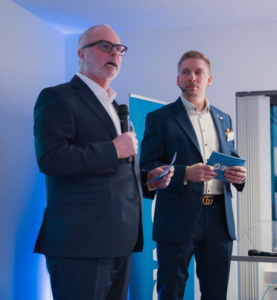 Robert Angel, Geschäftsführer von SMC Deutschland, und Stefan Voigt, Standortleiter des IAC in Dresden, heben bei der Eröffnung die Bedeutung moderner Automatisierungs- und Mikroelektroniktechnologien für den Wirtschaftsstandort Sachsen hervor.(Bild:  SMC Deutschland)