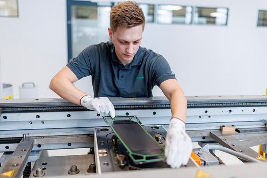 Die Bipolarplatten fertigt Schaeffler derzeit auf einer Pilotlinie am Standort Herzogenaurach.(Bild:  Daniel Karmann/Schaeffler)
