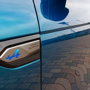 Die Linie Esprit Alpine markiert die höchste Ausstattungsstufe bei Renault. Es gibt zahlreiche optische Reminiszenzen an die legendäre Sport-Marke. Das Fahrverhalten entspricht dem leider nicht.(Bild:  Mauritz – VCG)