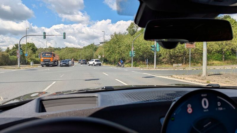 Vielleicht steht aber dafür auch die Scheibe zu steil. Die steile Windschutzscheibe ist nun mal ein prägendes Designmerkmal des Mini. Aber weil der Fahrer sehr weit hinten sitzt, hat er durch sie nur sehr wenig Aussicht nach vorne. Ampeln lassen sich beispielsweise nur durch unwürdige Verrenkungen erkennen. Eine Ampeldarstellung im Zentraldisplay wäre sehr hilfreich, die fehlt aber.  (Bild: Rosenow – VCG)