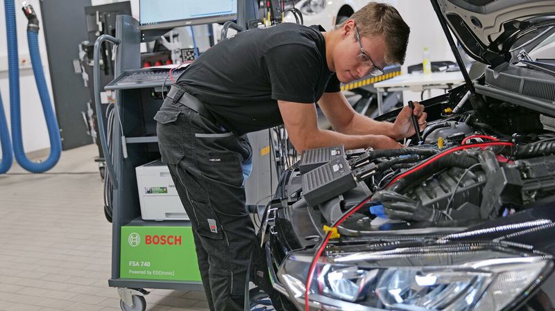 Ludwig-Marian Borm bei der Motordiagnose. (Bild: Schmidt - VCG)