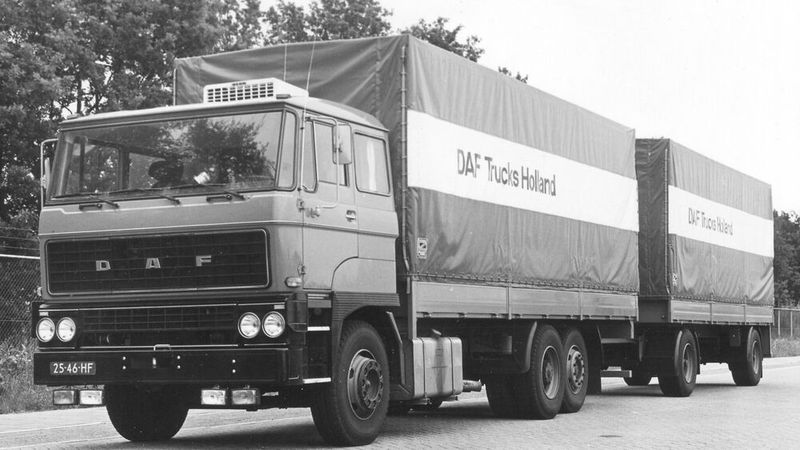 Der im September 1973 auf der IAA vorgestellte „2800“ besaß den ersten europäischen Turbodiesel mit Ladeluftkühlung. Der 11,6-Liter-DKS-Motor leistete 320 PS und 1.260 Nm. Während es auf dem modularen Design des 1600-2000-Fahrerhauses basierte, wurde die Front des 2800 neu gestaltet. Das neue, breitere Fahrerhaus erforderte den Einsatz von drei Scheibenwischern – ein charakteristisches Merkmal dieser Baureihe. (Bild: DAF)