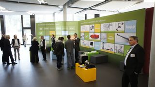 Erste Gäste treffen ein und informieren sich über die Leistungen der vfPartner (Bild:Virtuelle Fabrik)