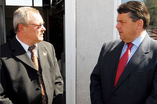 Andreas Gatzemeier, Obermeister Wolfenbüttel, erläutert Bundesumweltminister Sigmar Gabriel (links) das Filterthema vor Ort. (Archiv: Vogel Business Media)