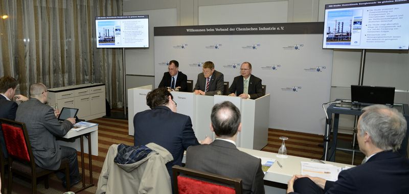 Der Wegfall der Entlastungsregelungen im EEG hätte negative Folgen für die Chemieindustrie und die Wertschöpfungskette mit Zulieferern in Deutschland. (Bild: VCI / Mendel)