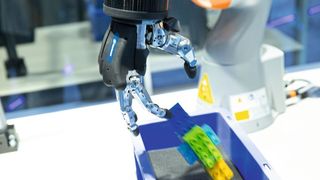 Dank Künstlicher Intelligenz ist es der Schunk SVH 5-Fingerhand möglich, beliebige Objekte in beliebiger Lage zu identifizieren und autonom entsprechende Greifstrategien zu entwickeln und anzuwenden. (Schunk )