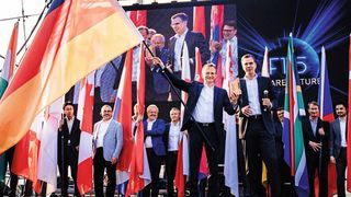 Die Flender-Geschäftsführer Andreas Evertz (links) und Christian Terlinde eröffnen die Jubiläumsfeierlichkeiten. Im Hintergrund die Leiter der Flender-Auslandsstandorte, die den Spirit mit zu den Feiern in ihren Ländern nehmen. (Bild: Flender)