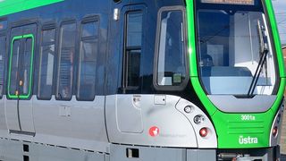 3500 Verschlusssysteme von Emka kommen in 50 neuen Straßenbahnen in Hannover zum Einsatz und schützen die Sicherheit der Anlagen und der Fahrgäste. (Bild: Dieter Larass/Vossloh Kiepe)