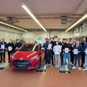 Ende Januar stand für die angehenden Kfz-Mechatroniker aus dem Bereich der Kfz-Innung Daun-Prüm die letzte Etappe ihrer Ausbildung an: die Gesellenprüfung. Der Theorieteil fand in der Berufsbildenden Schule in Prüm statt, praktisch geprüft wurde an der Berufsbildenden Schule Vulkaneifel in Gerolstein. Vor dem Gesellenprüfungsausschuss der Innung haben insgesamt 16 Prüflinge ihre Prüfung erfolgreich bestanden – zwölf von ihnen als Kfz-Mechatroniker mit dem Schwerpunkt Personenkraftwagen und vier mit dem Schwerpunkt Nutzfahrzeuge. Bei der Übergabe der Prüfungsbescheinigungen waren neben Obermeister Stefan Brodel auch die Prüfer dabei. (Bild:  BBS Vulkaneifel)