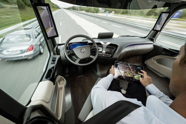 Der Mercedes-Benz Future Truck 2025: Weltpremiere der spektakulären Studie des Lkw von morgen – autonome Fahrt in eine faszinierende Zukunft (Bild: Mercedes-Benz)