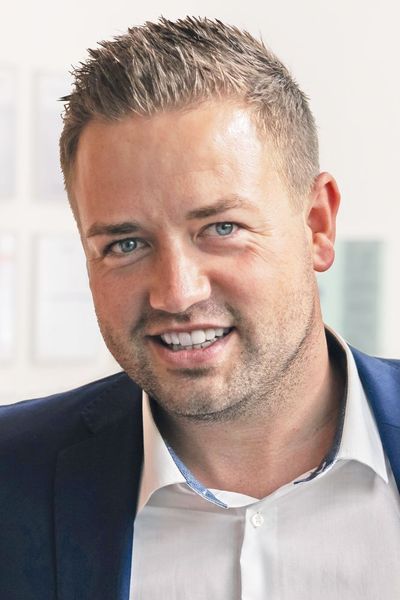 Nils Kathagen, Geschäftsführer IT-Systemhaus Ruhrgebiet: „Managed Services wirken sich positiv auf die Leistungsbilanz meines Systemhauses aus. ­Statt einmaliger Erlöse erzielen wir heute monatlich wiederkehrende Roh­erträge. Im Tagesgeschäft ­haben wir uns weg von der reaktiven „IT-Feuerwehr“, hin zum vorausschauenden, proaktiven Service-Partner entwickelt, der Fehler und Störungen beim Kunden früh erkennt, bevor sie zum Problem werden. Aufgrund der positiven Kundenwahrnehmung und mit Blick auf die Marktentwicklung bauen wir Managed Services weiter aus.“ (IT-Systemhaus Ruhrgebiet)