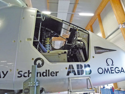 Für die komplette Gestaltung der Cockpithülle war Bayer Material Science verantwortlich. Sie besteht aus Polyurethan-Hartschaum und Polycarbonat. (D.Quitter, konstruktionspraxis)