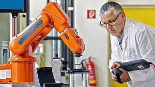 Die Gecomer-Technologie in der Robotik. Durch fibrilläre Mikrostrukturen wird die Haftung an glatten, harten Substanzen erreicht. Mittels mechanischer Stimulation kann die Adhäsion punktgenau gesteuert werden. So können mittels der Gecomer-Technologie hochsensible Objekte in Produktionsketten unter sehr geringem Energieverbrauch bewegt werden. (Bild: INM)