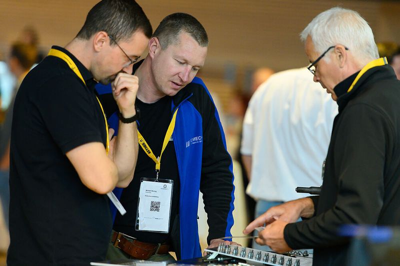 Der rege Fachaustausch überzeugt jedes Mal aufs Neue Teilnehmer und Aussteller der Schraubtec. (Bild: Stefan Stark/VCG)