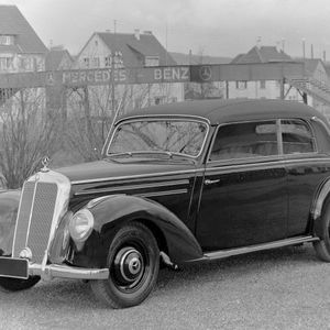 Anfang der fünfziger Jahre war für die allermeisten Deutschen ein Auto unerreichbar. Ein 220er, auch noch als Cabriolet? Der kostete so viel wie rund vier VW Käfer!(Foto: Daimler)