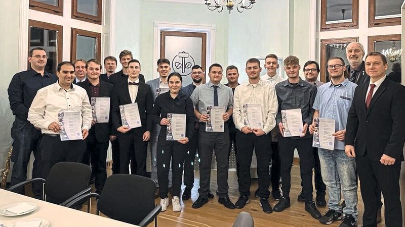 Zwölf angehende Kfz-Mechatronikerinnen und Mechatroniker aus Cuxhaven und dem Land Hadeln stellten dem Prüfungsausschuss der Kfz-Innung Cuxhaven-Land Hadeln den Anforderungen an den verschiedenen Prüfungsstationen und bestanden.  Am Ende konnten sich die Prüflinge über ihre mit Bravour gemeisterte Gesellenprüfung freuen. Obermeister Michael Habben sprach sie bei einer Feierstunde frei und hob sie in den Gesellenstand. Habben würdigte das Handwerk, wies in seiner Anspache auf die Zukunft im Handwerk und betonte die Wichtigkeit der Fortbildung:  „Wer nicht mit der Zeit geht, geht mit der Zeit!“  (Bild: Kfz-Innung Cuxhaben-Land Hadeln)