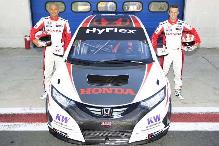 Prominentes Fahrpersonal: Pilotiert wird der Renner des Honda Racing Teams JAS in der WTCC-Saison 2013 von Formel-1-Pilot Tiago Monteiro (re.) und Gabriele Tarquini (li.), Tourenwagen-Weltmeister von 2009. (Foto: Honda)