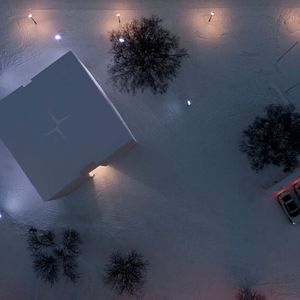 Auch aus der Luftperspektive ist das 12 x 12 x 12 Meter große Schneeautohaus ein Hingucker.(Bild:  Polestar)