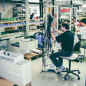 In den 1990er-Jahren erweiterten sich die Fertigungskompetenzen in der Elektronik auf komplexe Gerätemontagen und Systembau.(Bild:  Incap)