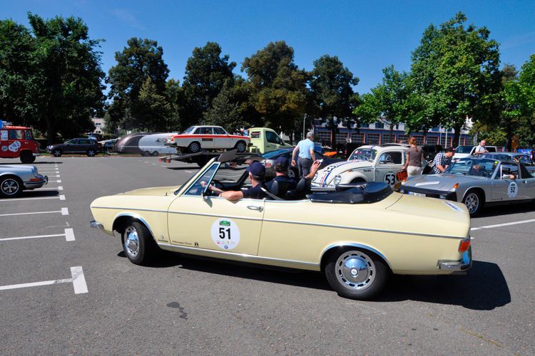 Team Kirchhoff Automotive mit Kirchhoff-Geschäftsführer Thorsten Gaitzsch (CTO) im seltenen Audi 100 LS Cabrio, Baujahr 1969, mit Bernd Welzel, CEO von Westfalia Automotive. (Schunk)