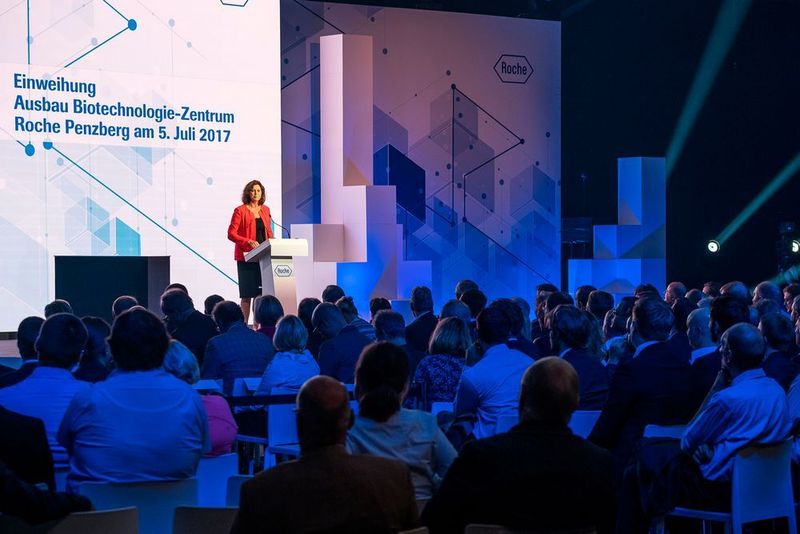 Die stellvertretende bayerische Ministerpräsidentin Ilse Aigner freut sich über Roche als einen Innovationstreiber in der Biotech-Region. (Roche Diagnostics)