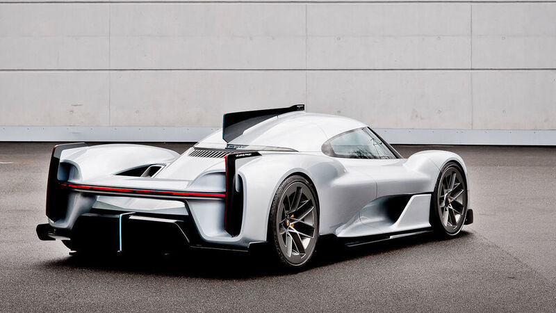 Dieses Fahrzeug verfolgte die Idee einer Kleinserie von Kundenfahrzeugen ohne Straßenzulassung, die über den rund 900 PS starken Hybrid-Rennantrieb des drei Mal in Le Mans siegreichen Porsche 919 Hybrid verfügt. (Porsche)