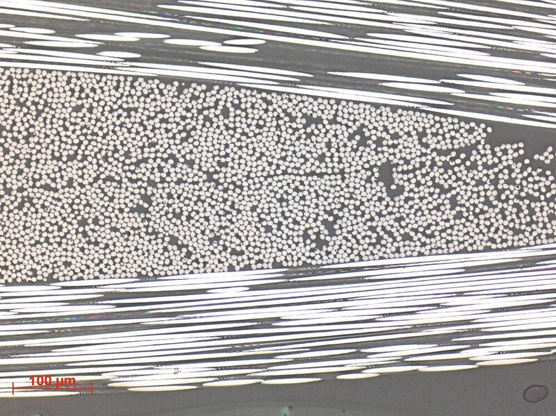 Mikroskopaufnahme eines Querschnitts durch einen FVK-Prüfkörper, der eine Matrix aus latentem Epoxidharz hat. (DITF)