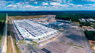 Das ist der Blick auf das Tesla-Areal in Grünheide bei Berlin. Das Unternehmen von Elon Musk will bekanntlich seine Fertigungskapazität verdoppeln, was Umweltschützer nicht freut. Jetzt hat das Landesumweltamt aber zugestimmt, dass der erste Ausbau stattfinden darf. (Bild: Tesla)