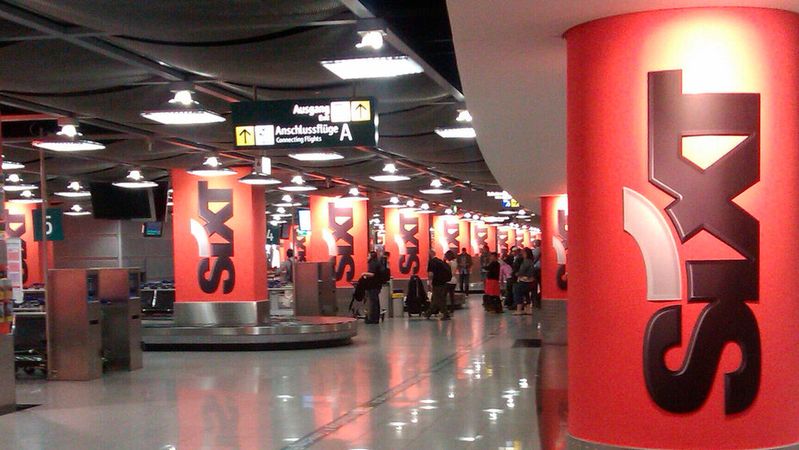 (Bild:  Subtle Sixt Sponsorship? Düsseldorf Flughafen /Dunk / CC BY-SA 2.0)