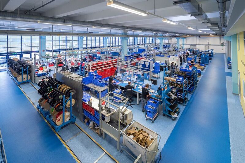 Bild 6: Moderne Montagehalle bei Stäubli Connectors in Bayreuth. (MARTIN BURSCH FOTODESIGN2014 Z)