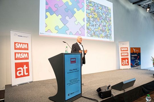 Claus Martin, Geschäftsführer und Inhaber der Martin Mechanic Friedrich Martin GmbH & Co. KG, spricht sich für Matrix-Produktionssysteme aus. Diese verbinden die Vorteile der Flexibilität der Werkstattfertigung mit der Produktivität der Fliessfertigung.(Bild:  Thomas Entzeroth)
