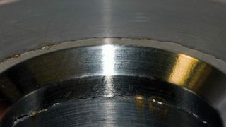 Bild 3: Die Detailaufnahme zeigt die verschleißfeste Stellitschicht (glänzend) und den Übergang zum weichen Material (grau). Bilder: Sandvik Coromant (Archiv: Vogel Business Media)