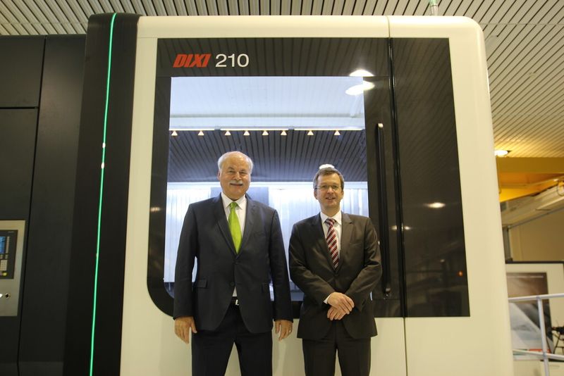 DMG Mori Seiki Europe CEO Silvio Lehmann und Dixi Machines COO Tobias Steiner sind vom Verkaufserfolg der neuen Maschine überzeugt. (Bild: Fouhy)